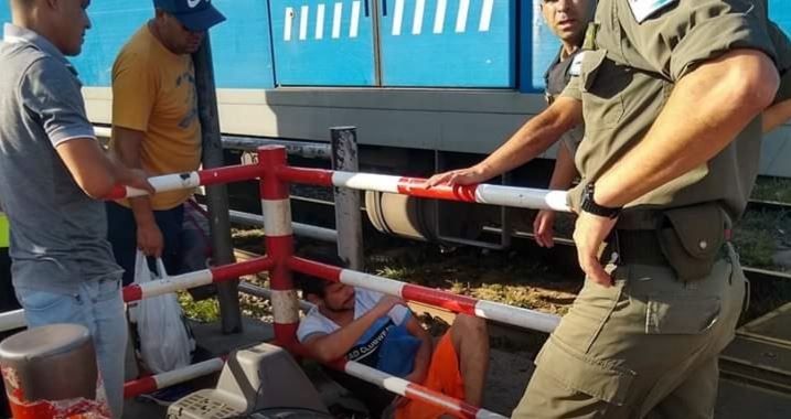 Un televisor lo salvó de que lo atropellara el tren | Actualidad