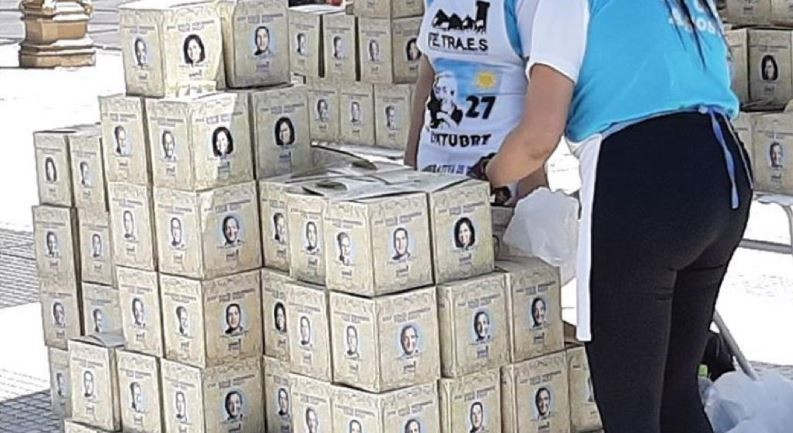 El pan dulce "peronista” cuesta 200 pesos en las afueras del Congreso | Actualidad