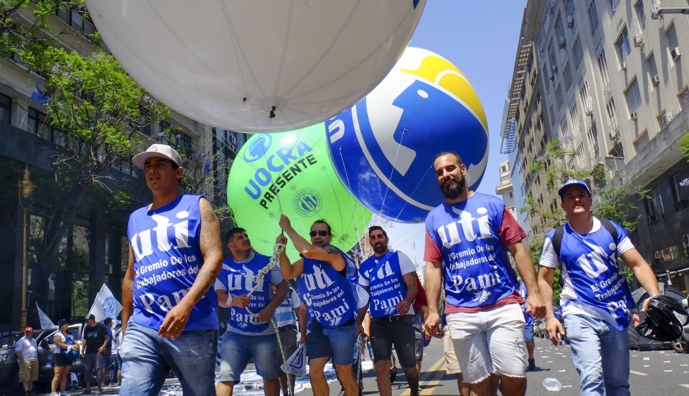 Asunción de Alberto: el video de los baldazos de agua desde los balcones para bancar el calor en Avenida de Mayo | Política