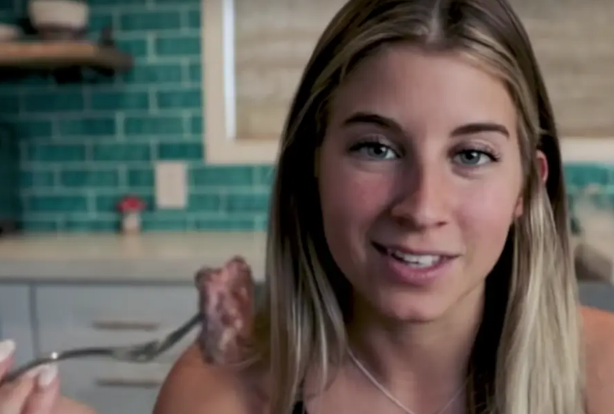 Video: la influencer vegana que come carne después de muchos años y esta es su reacción | Curiosidades