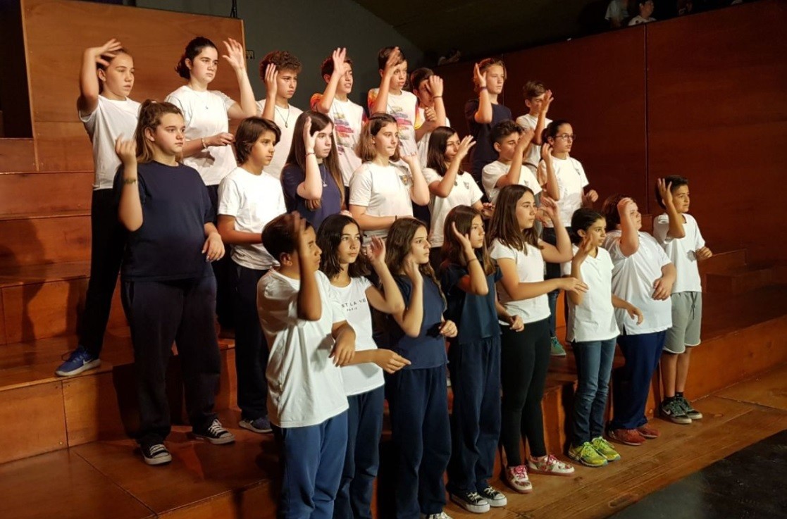 Egresaron los primeros alumnos de primaria con formación en Lengua de Señas del país | Actualidad