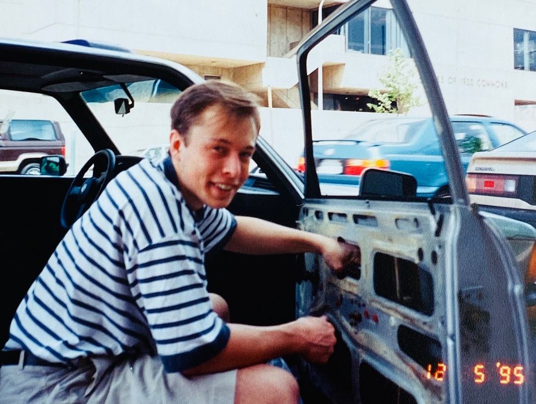 En 1995, Elon Musk arreglaba su auto con piezas de chatarrerías | Redes
