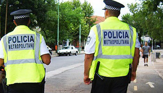 Juzgan a tres policías de la Metropolitana filmados cuando le pegaban a un indigente | Actualidad