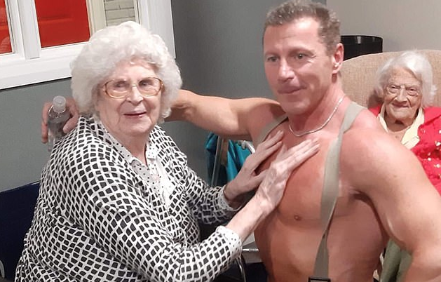 La abuela de 89 años que cumplió su deseo de Navidad: bailar con un stripper disfrazado de bombero | Curiosidades