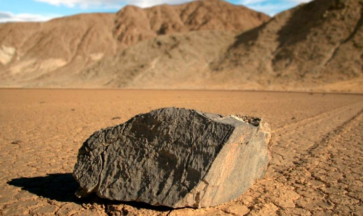 El misterioso rastro de las "piedras reptantes" que se movían entre los dinosaurios | Internacionales