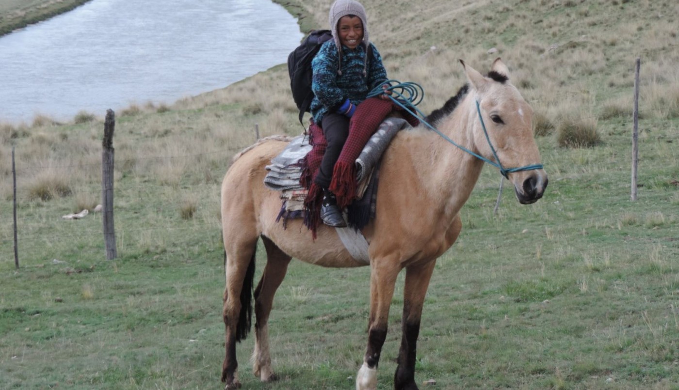 La historia del nene que viaja 10 kilómetros a caballo todos los días para ir a la escuela | Internacionales
