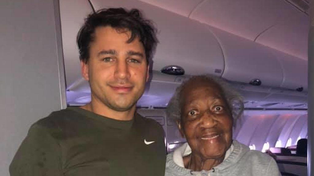 El gesto conmovedor de un joven con una abuela en un vuelo entre Londres y Nueva York | Curiosidades