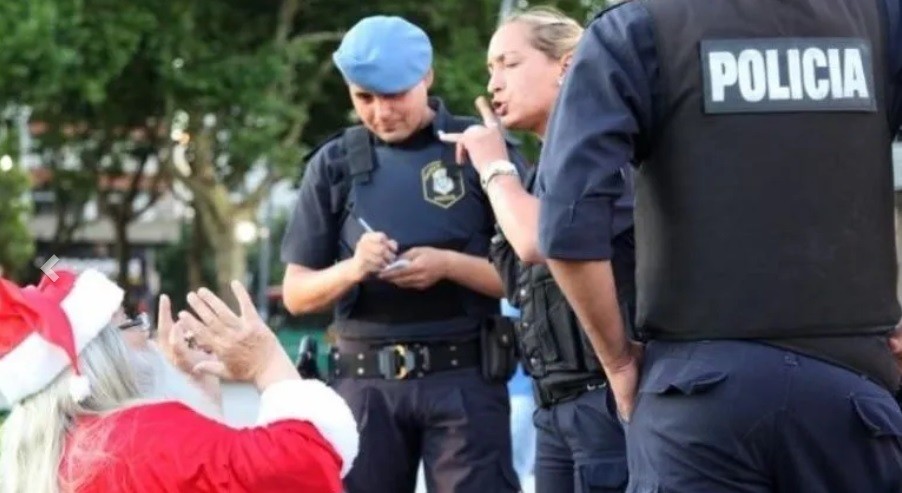 Escándalo con un Papá Noel trucho que sube el precio de la foto y maltrata a los niños | Curiosidades