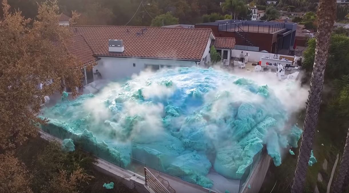 Video impactante: un volcán de espuma gigante explotó en el patio de una casa | Redes
