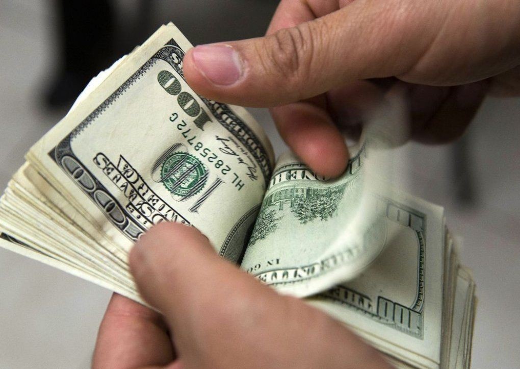 Rige el impuesto de 30% para comprar dólares: el "blue" salta a $80 | Economía