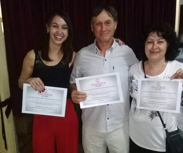 Emocionante: una chica terminó la secundaria junto a su mamá y su papá | Actualidad
