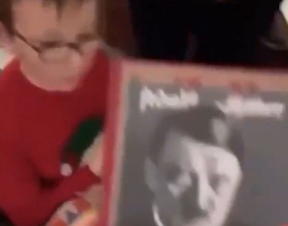 "Pero no, papá, es Minecraft, no 'Mein Kampf'", le dijo al abuelo que le regaló el libro de Hitler a su nieto | Redes