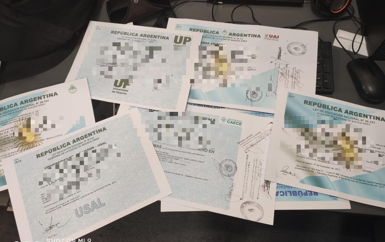 Tres detenidos por vender títulos secundarios y universitarios truchos | Actualidad