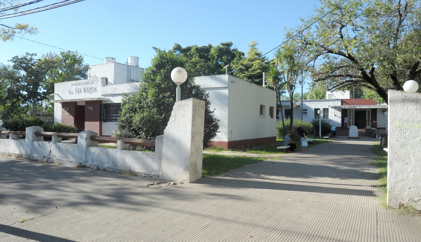 Atropelló al ex novio de su pareja, le robó el teléfono celular y escapó | Actualidad