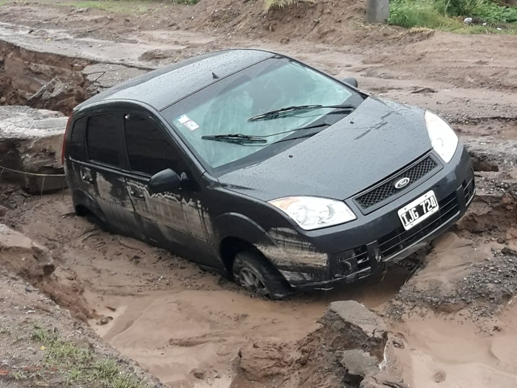 Temporal en Córdoba: se hundió una calle y se "tragó" un auto | Actualidad