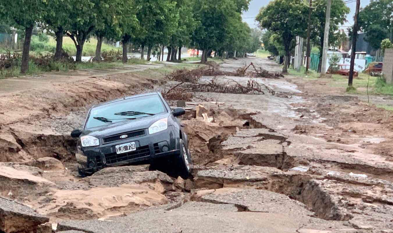 Temporal en Córdoba: se abrió un cráter en el asfalto mientras circulaba una familia en auto | Actualidad