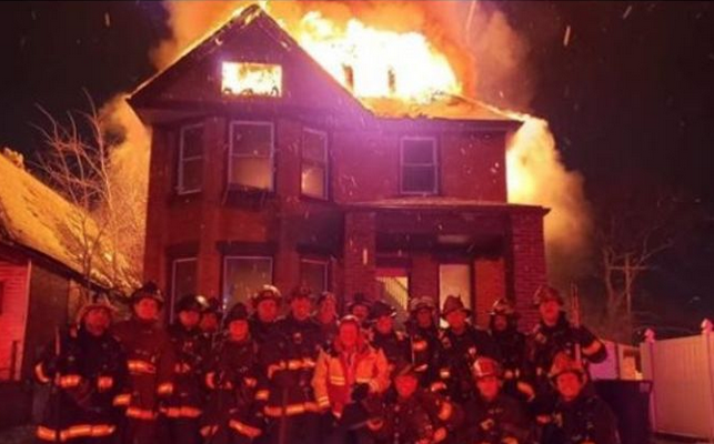 Polémica por una foto grupal de bomberos con una casa en llamas de fondo | Internacionales