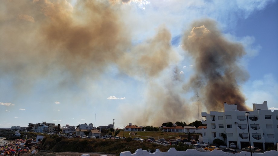 Incendio forestal en Las Grutas: evacuaron barrios por el humo intenso | Actualidad