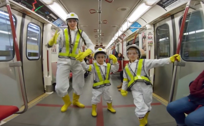 La madre con más onda del mundo hace video "Intergalactic" de Beastie Boys con sus hijitos | Redes