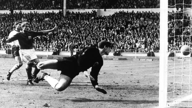 "¡Moriré con la seguridad de que la pelota no entró!": falleció el arquero que sufrió el "gol fantasma" más polémico del fútbol | Deportes