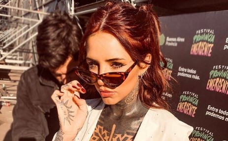 La selfie de Cande Tinelli en bikini: tomando sol en Mardel y con sus tatuajes en primer plano | Espectáculos