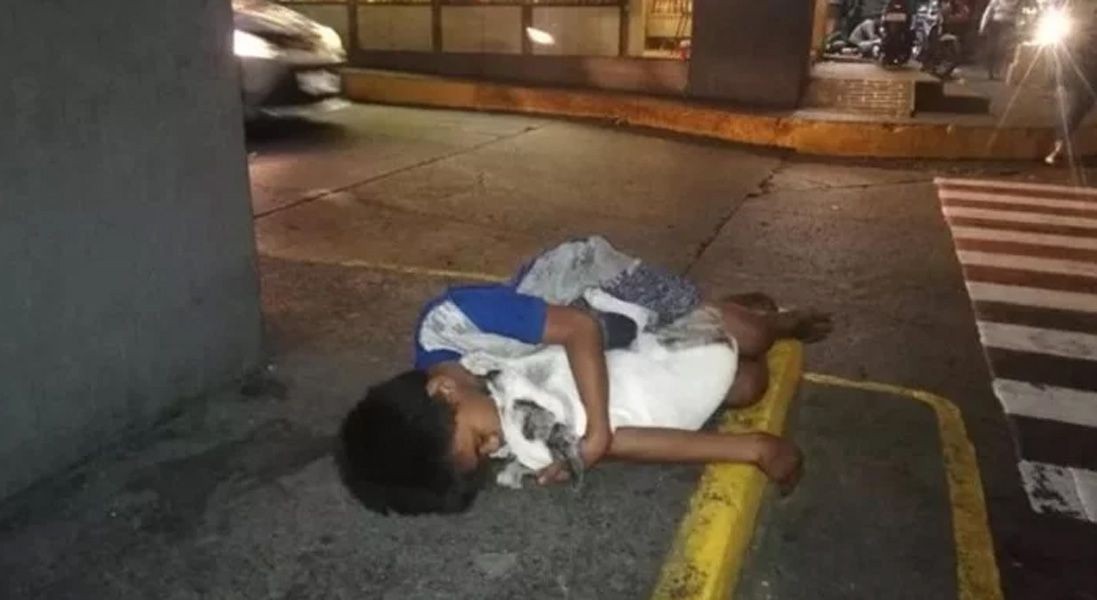 Un nene sin hogar duerme abrazado a su perro en las calles de Filipinas | Redes