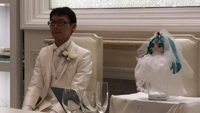 El hombre que se casó con un holograma se quedará "viudo" por una actualización del software | Curiosidades