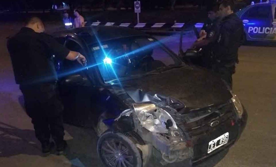 Iba en auto junto a una policía y chocó contra un vehículo estacionado: no tenía carnet, ni seguro y se negó al test de alcoholemia | Actualidad