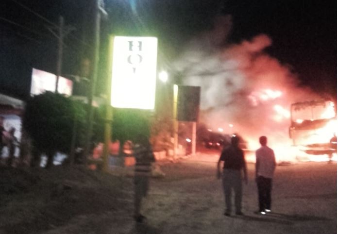 Se incendió un micro en plena ruta en Santiago del Estero | Actualidad
