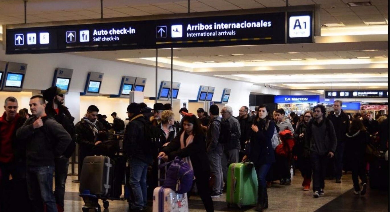 Por la lluvia hay demoras en vuelos de Aeroparque y Ezeiza | Actualidad