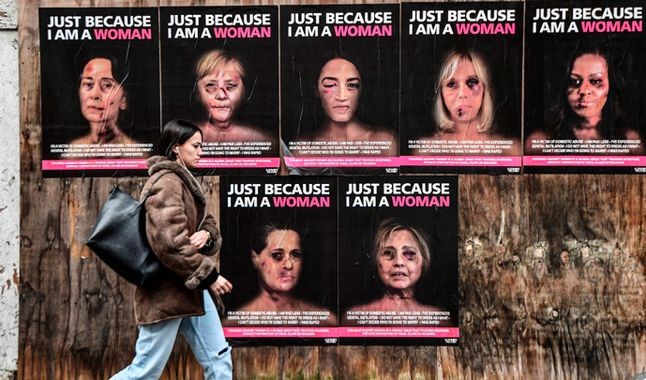 Michelle Obama, Angela Merkel y otras personalidades aparecen "golpeadas" en una campaña contra la violencia de género en Italia | Internacionales