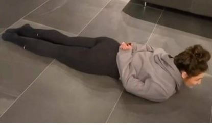 El desafío viral de levantarse del suelo sin usar los brazos | Redes