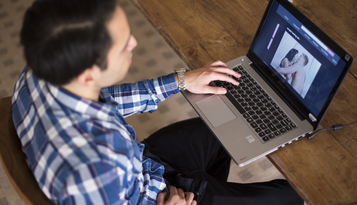 Hipoacúsico demandó a página pornográfica por no tener subtítulos | Internacionales