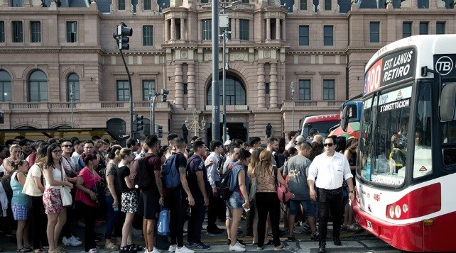 Lunes de largas filas en Constitución  por el cierre de la Línea C | Actualidad