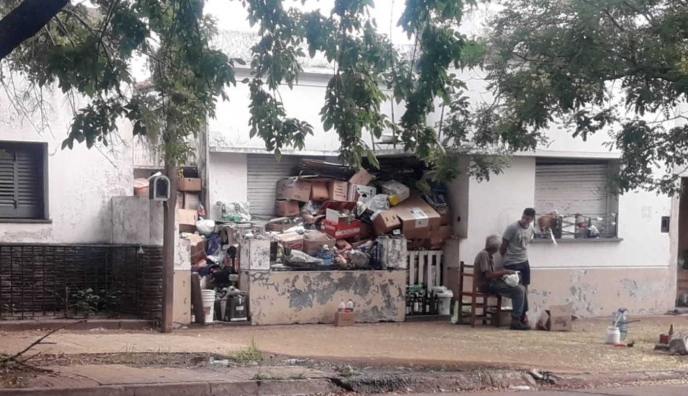 Los vecinos lograron que limpiaran la casa de un acumulador de basura en La Plata | Actualidad