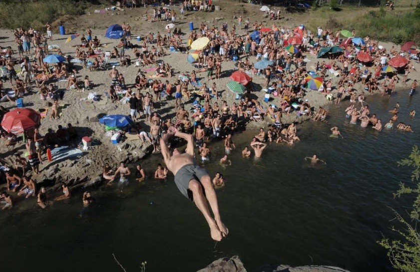 Video: tiene 73 años y se tira de espaldas al río desde siete metros de altura | Curiosidades
