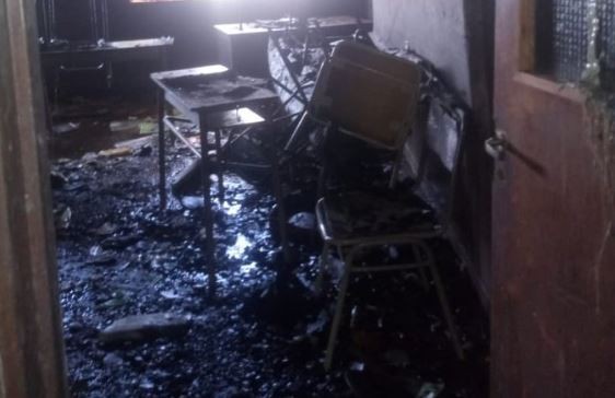 Un incendio destruyó el edificio donde funcionan dos escuelas en La Plata | Actualidad