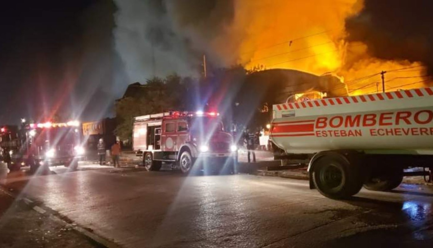 Doce bomberos sufrieron quemaduras leves en un incendio en una planta química en Esteban Echeverría | Actualidad