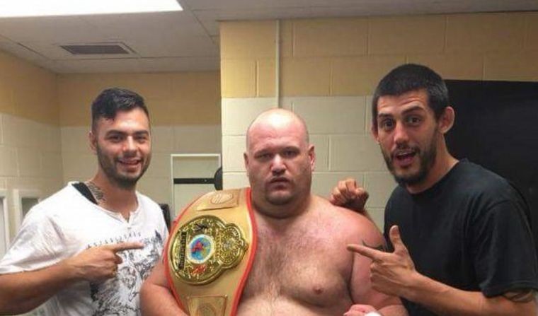 Video: el brutal nocaut que sufrió un boxeador de más de 180 kilos | Curiosidades