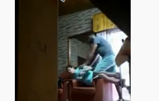 Video estremecedor: escracharon a un terapeuta que maltrataba a un joven discapacitado | Actualidad