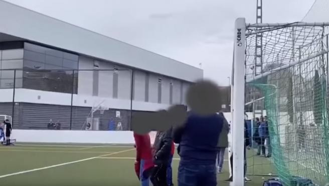 El despreciable consejo de un padre a su hijo en medio de un partido: "La próxima le das para que se queje" | Curiosidades