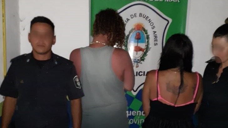 Enterraron a su hija de dos años en la arena para poder meterse al mar | Actualidad