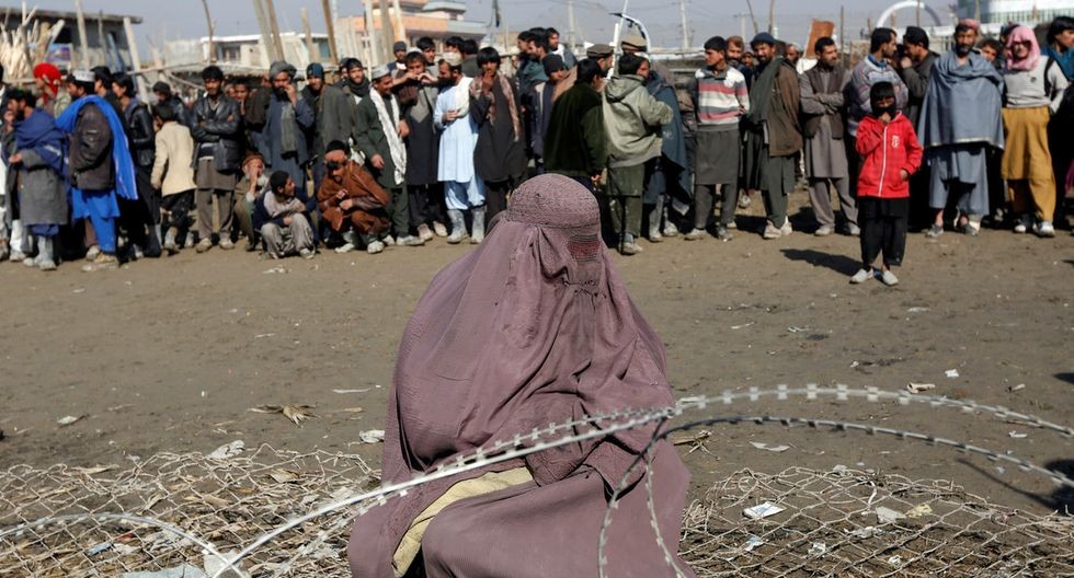 Difunden en redes sociales un video de una multitud que lapida a una mujer en Afganistán | Internacionales