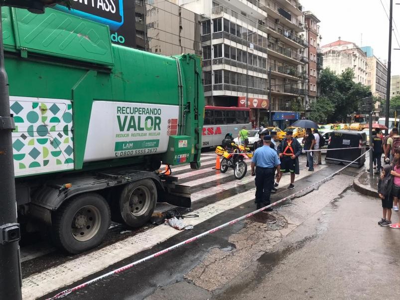 Trágico accidente en Córdoba: una mujer murió aplastada por un camión de basura | Actualidad