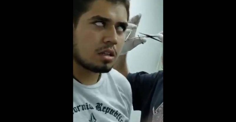 Video: se fue a hacer un piercing en la oreja y su reacción se volvió viral | Redes