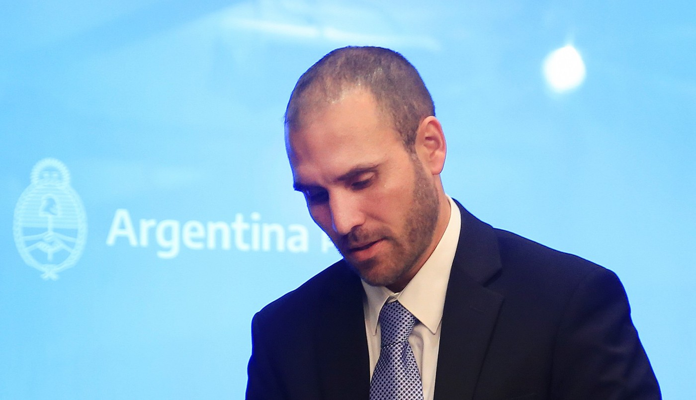 Cayó la bolsa y subió el riesgo país por la decisión de postergar el pago de un bono | Economía