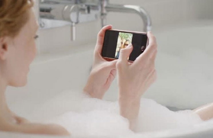 Murió una chica electrocutada al caer su celular en la bañera | Curiosidades