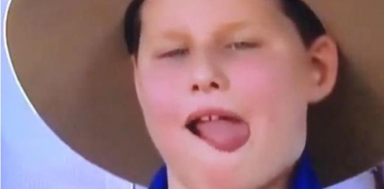 Video: el momento en que un nene atrapa moscas con la lengua y se las come | Curiosidades