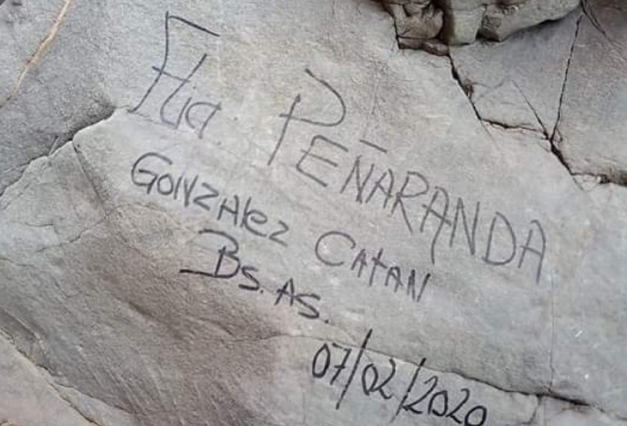 Familia de Gonzalez Catán que pintó rocas en el Cañón del Atuel pagará la limpieza | Actualidad