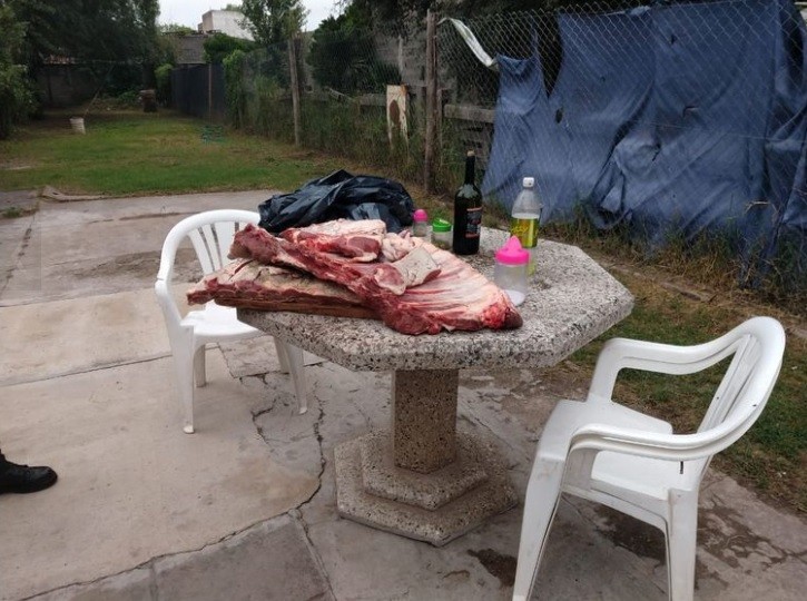 le robaron 2 costillares al carnicero y los detuvieron cuando estaban haciendo el fuego | Curiosidades